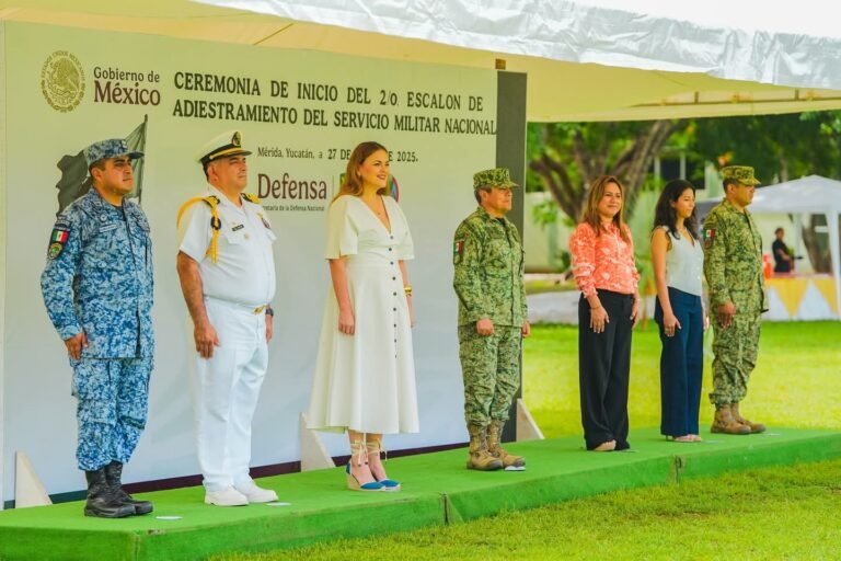Cecilia Patrón acude a ceremonia de jóvenes voluntarios para Servicio Militar