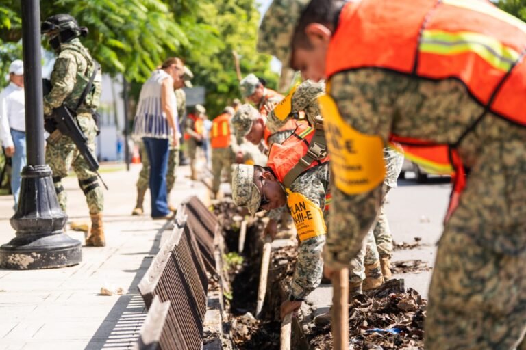 Militares se suman a limpia de rejillas en Mérida