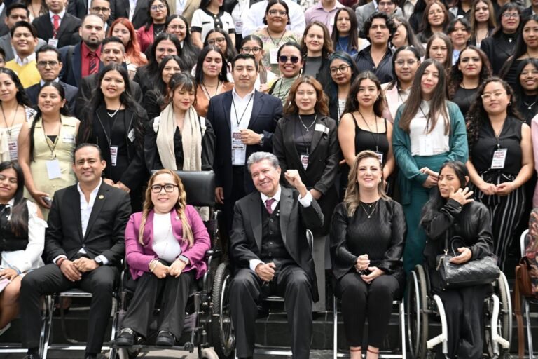 Monreal entrega Decálogo a jóvenes políticos