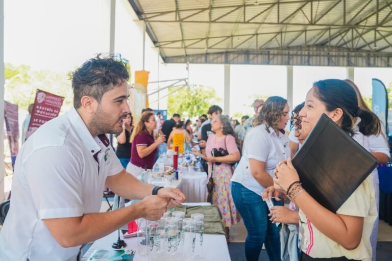 Más de 4 mil apoyos educativos a favor de jóvenes en Mérida