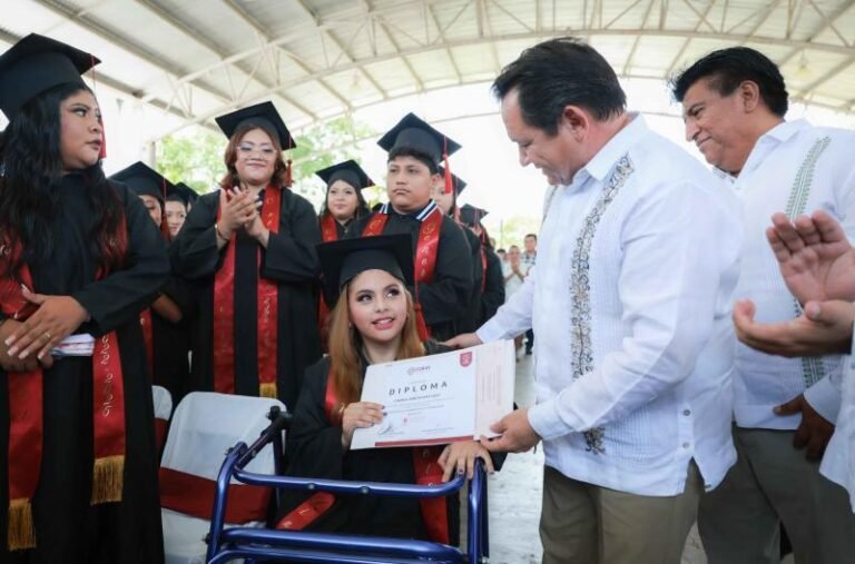 Hasta 15 mil jóvenes yucatecos recibirán beca Juventues Renacimiento