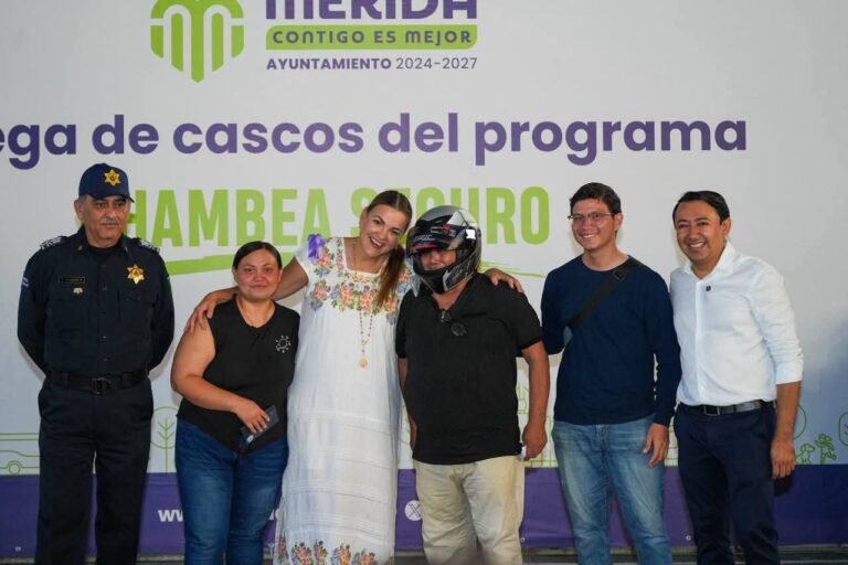 En Mérida obsequian cascos a trabajadores con motocicleta