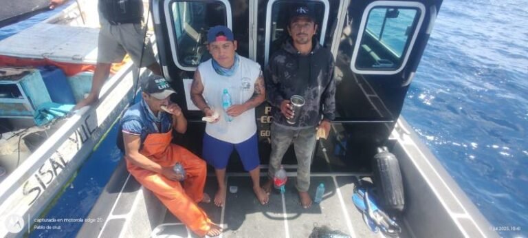 Sanos y a salvo, pescadores rescatados en altamar