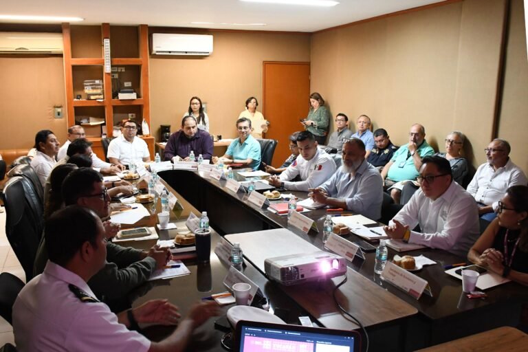 Con colocación de banderas alertan de marea roja en costa yucateca