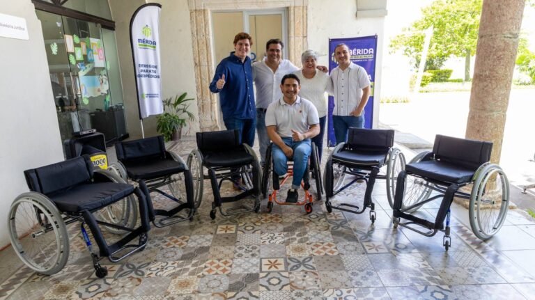 Entregan sillas de ruedas a participantes del taller de movilidad en Mérida