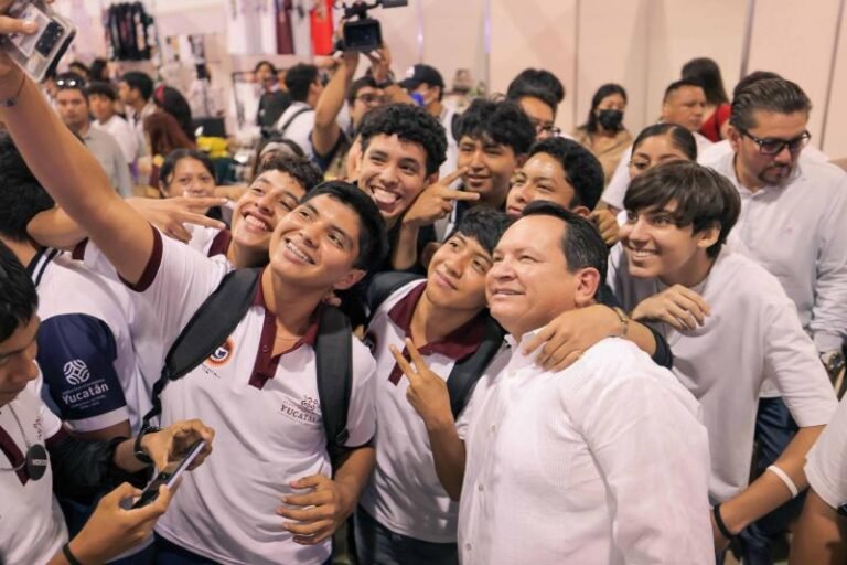 Juventudes de Yucatán se agolpan con Huacho para la selfie