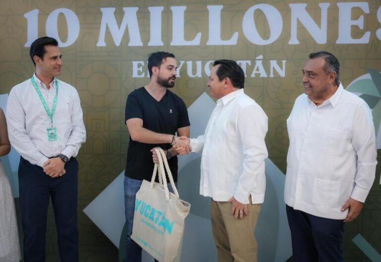 Celebran al pasajero 10 millones de Viva Aerobús en Yucatán