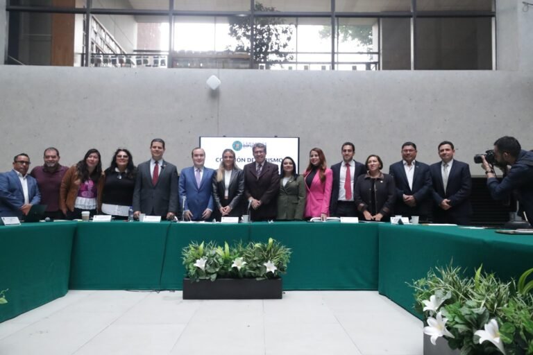 Monreal impulsa acceso libre y gratuito a playas de México