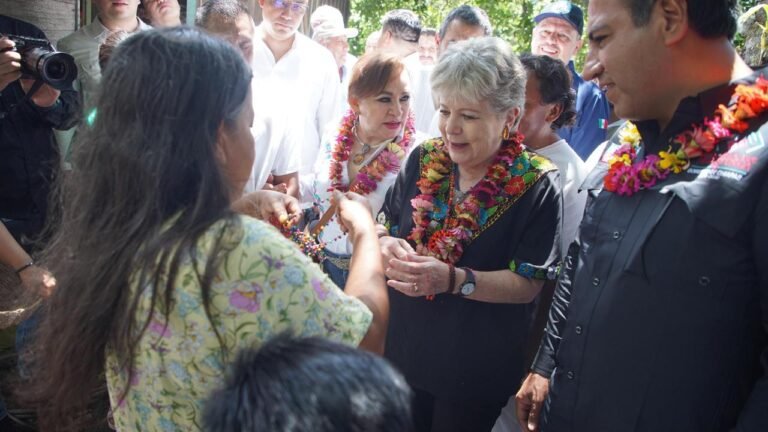 Pueblos lacandones son guardianes de la selva: Bárcena
