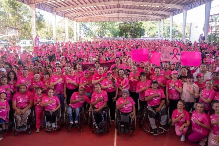 Miles participan en macroclase para prevenir cáncer de mama