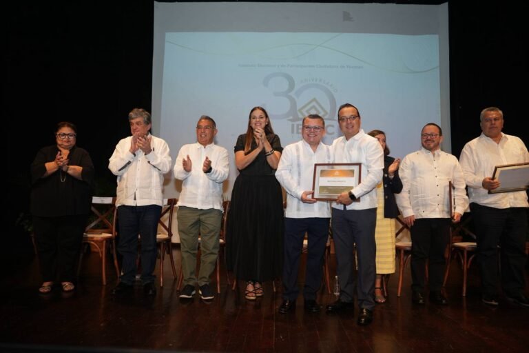 Cecilia Patrón celebra y reconoce 30 aniversario del IEPAC