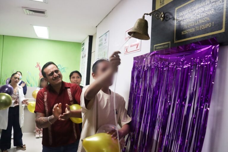 Gabriel de 17 años logra vencer al cáncer y toca campana de la victoria