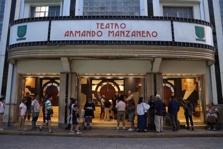 Exponen lenguas indígenas en el Teatro Armando Manzanero