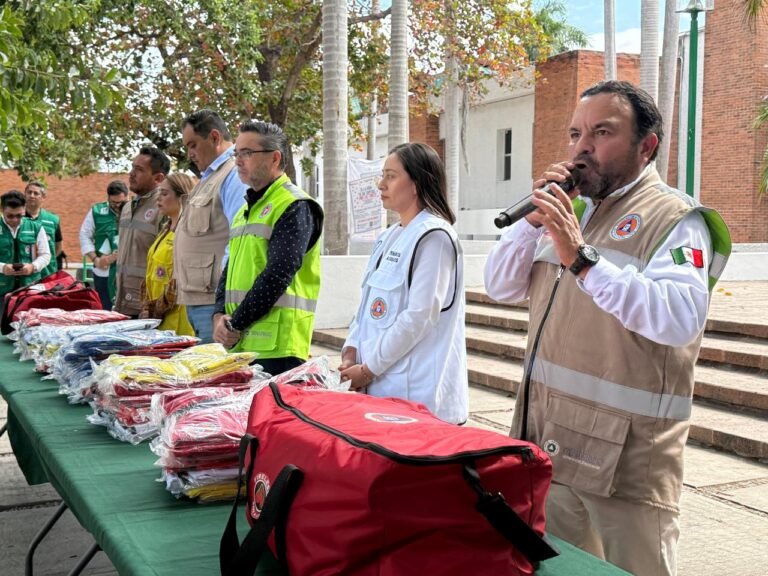 Fortalece IMSS Yucatán la Protección Civil con la entrega de equipos