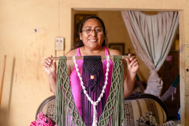 María tiene en sus manos el artede la piñatería