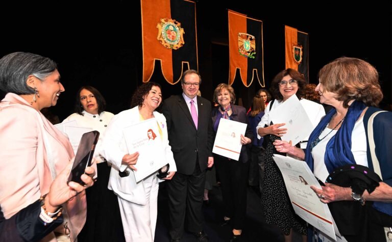 Dan reconocimiento Sor Juana Inés de la Cruz a decenas de universitarias destacadas