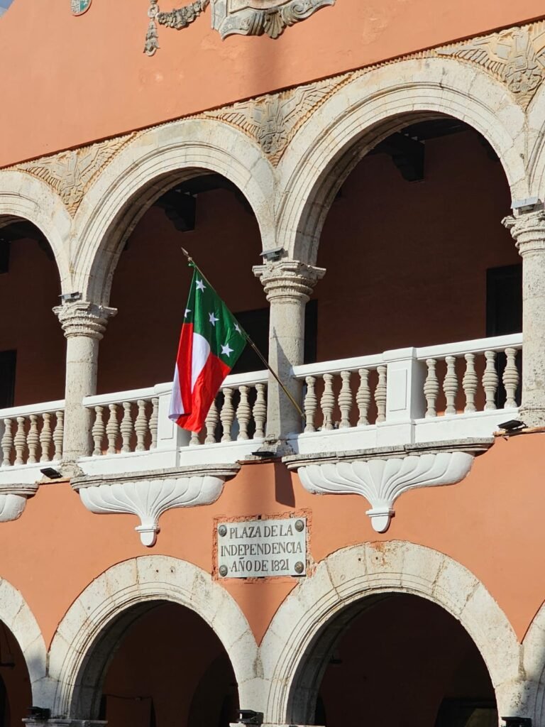 Bandera de Yucatán vuelve a ondear en Palacio Municipal