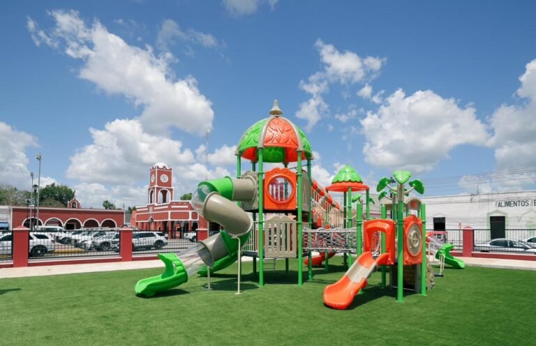 Gobernador de Yucatán entrega parques rehabilitados en Baca