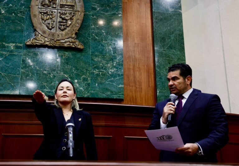 Asume gubernatura de Sinaloa, leal a Rubén Rocha Moya