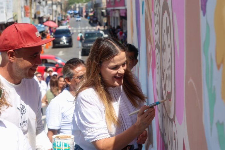 Crean Mural Comunitario en Mercado Lucas de Gálvez