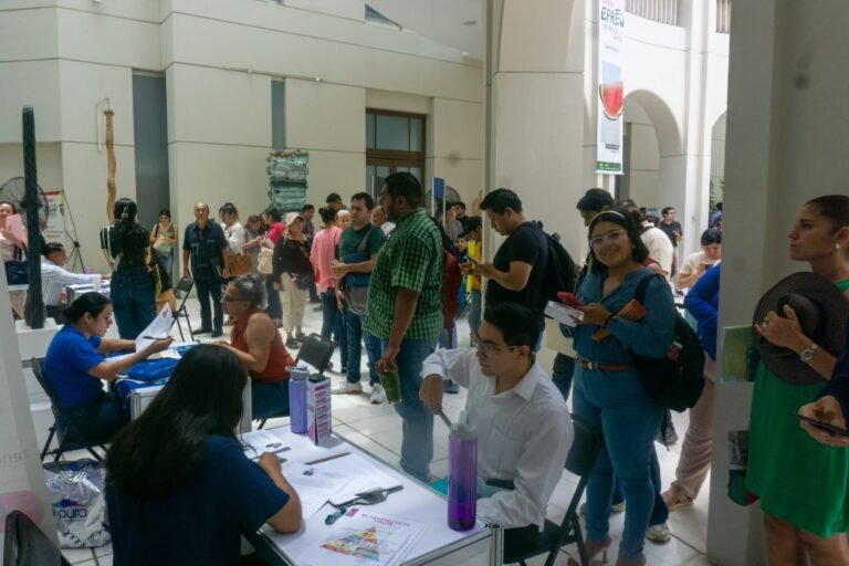 Cecilia Patrón celebra récord en Feria del Empleo