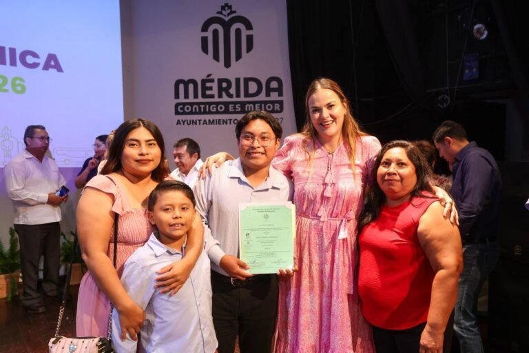 Cecilia Patrón alienta a dominar dos idiomas