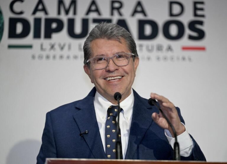 Llegó el momento de legislar sobre uso de dispositivos en escuelas: Monreal