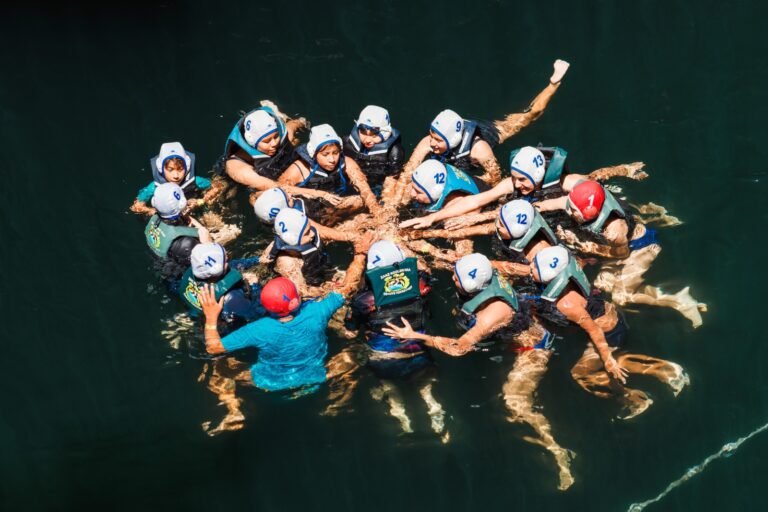 Niñas y niños juegan waterpolo en Cenote Maya