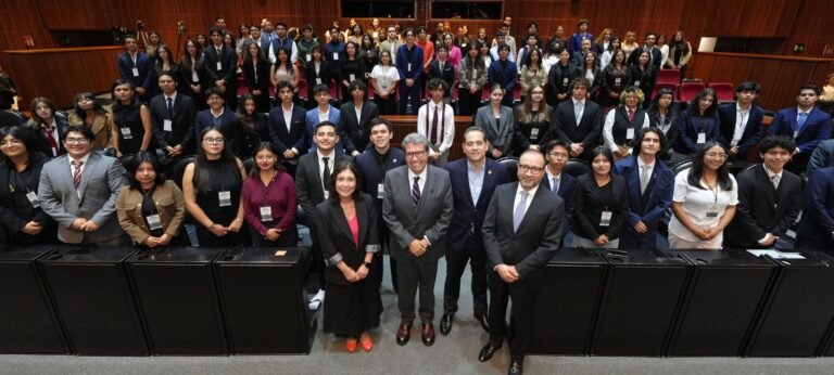 México necesita renovar sus dirigentes: Monreal