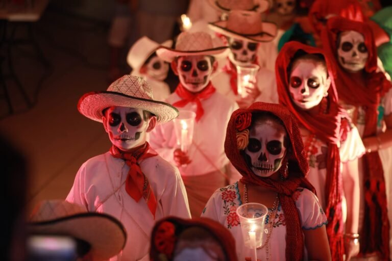 Ánimas y Catrinas saldrán del Cementerio para entrar al Corazón de su gente