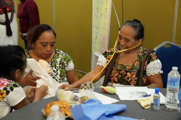 Sabiduría de Parteras Mayas y Pediatras abordan Cuidados Esenciales del Recién Nacido