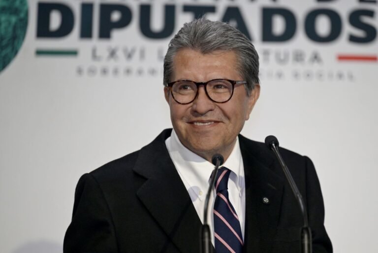 Iniciativa de doble nacionalidad no tiene una dedicatoria: Monreal