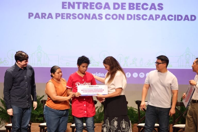 Cecilia Patrón entrega 600 becas a personas con discapacidad