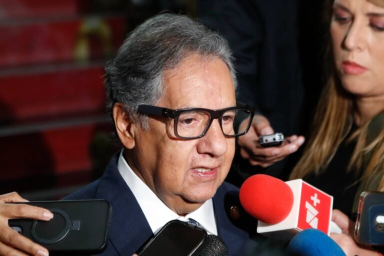 Higinio Martínez ve en aumento salarial del 8% una salida al conflicto del IMSS