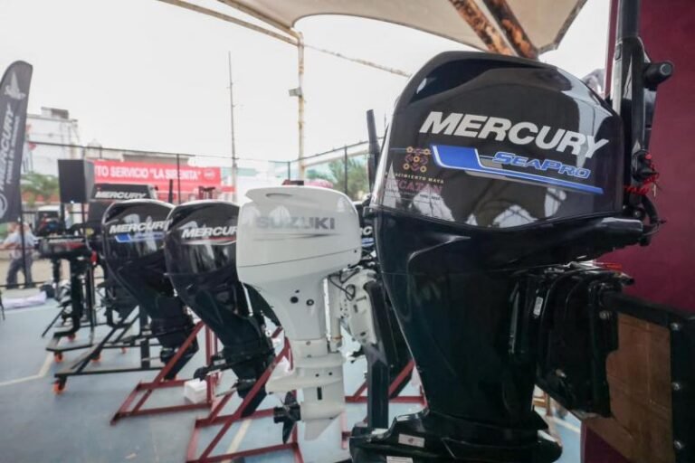 Huacho reparte motores a pescadores yucatecos